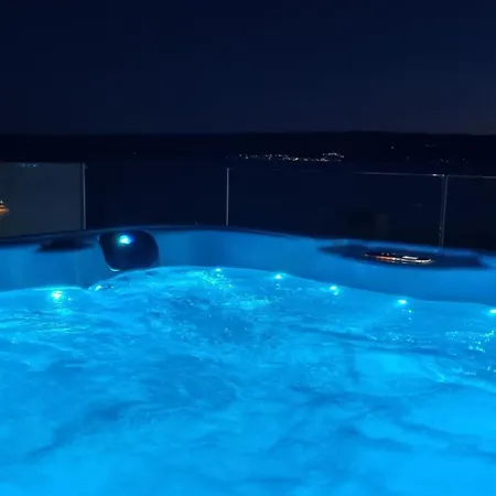 Villa Askana, 3 Bedrooms, 4 Baths, Infinity Pool, Whirlpool, Sea View, Outdoor Kitchen Jesenice (Split-Dalmatia)